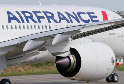 Un avión de Air France despega en Toulouse (Francia).