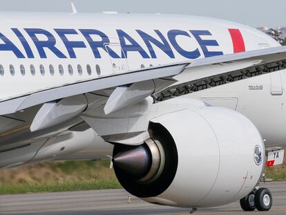 Un avión de Air France despega en Toulouse (Francia).