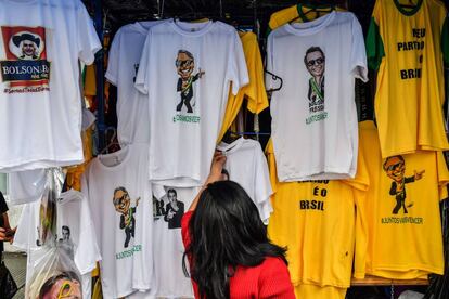 Vista de camisetas con imágenes del candidato presidencial por el Partido Social Liberal (PSL), en el centro de São Paulo, Brasil.  