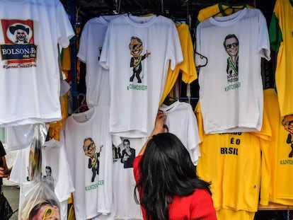 Vista de camisetas con imágenes del candidato presidencial por el Partido Social Liberal (PSL), en el centro de São Paulo, Brasil.  