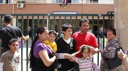 Padres y alumnos del colegio Isla de Tabarca de Alicante, donde la empresa ha suspendido el comedor por impago.