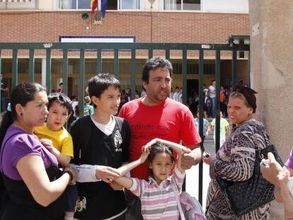 Padres y alumnos del colegio Isla de Tabarca de Alicante, donde la empresa ha suspendido el comedor por impago.