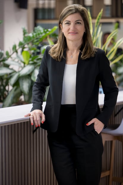 Alexion, el grupo de enfermedades raras de AstraZeneca, ha anunciado el nombramiento de Beatriz Romero como nueva directora médica. Tras desarrollar su carrera asistencial en el Hospital Clínic y el Hospital de San Rafael de Barcelona, realizó un MBA en IESE para ampliar su impacto en el ámbito de la salud. Desde entonces, ha liderado equipos nacionales  y globales en el lanzamiento de productos en áreas clave como la oftalmología y la neurología. 