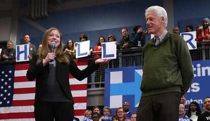 Chelsea Clinton y su padre, Bill, en una conferencia en Manchester (New Hampshire, EE UU) en febrero de 2016.