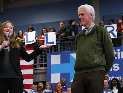 Chelsea Clinton y su padre, Bill, en una conferencia en Manchester (New Hampshire, EE UU) en febrero de 2016.