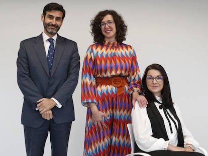 Borja Smith, director general de BioInnova Consulting; Beatriz Rodríguez, propietaria de un estanco en la localidad madrileña de San Sebastián de los Reyes, y Verónica Martín, sumiller y consumidora habitual de cigarrillos electrónicos. 