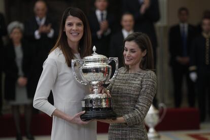 Ruth Beitia junto a la Reina Letizia en la entrega de los Premios Nacionales del Deporte, en 2014.