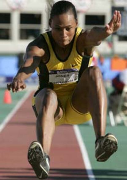 Marion Jones, en uno de sus saltos, ayer.