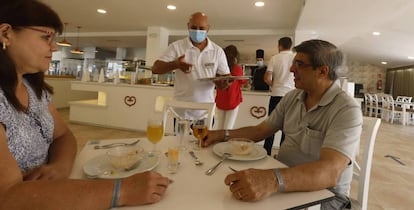 Dos clientes alemanes desayunan en un hotel de Riu en Baleares a finales de junio.