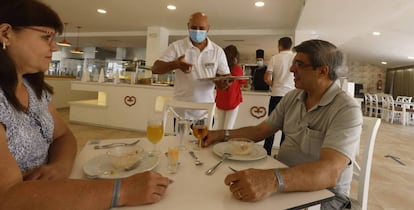 Dos clientes alemanes desayunan en un hotel de Riu en Baleares a finales de junio.