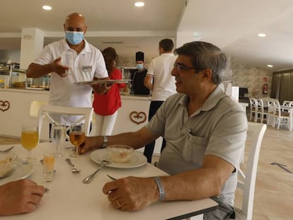 Dos clientes alemanes desayunan en un hotel de Riu en Baleares a finales de junio.