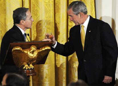 Álvaro Uribe (izquierda) y George W. Bush brindan el sábado, durante una cena en la Casa Blanca.