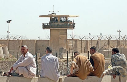 Un grupo de iraquíes, frente a la prisión de Abu Ghraib, a las afueras de Bagdad.