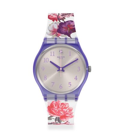 Mayo es el mes de las flores. Tras dos meses de confinamiento, la firma de relojes Swatch pretende aliviar la espera hacia la nueva normalidad, poniendo un ramillete o un trozo de jardín en la muñeca. En su nueva colección hay varios modelos con algunas de las flores más bellas: 'Sweet Garden' (en la imagen), repleto de peonías; 'Enchanted Pond', con simpáticas ranas; 'Dhabiscus', con la correa llena de dalias, margaritas y lirios orientales, y 'Enchanted Meadow', que se cubre de dientes de león y jacintos de agua. A partir de 60 euros.