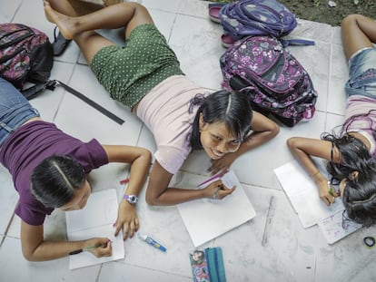 Tres niñas en un colegio de Puerto Nariño, Colombia, en 2020.