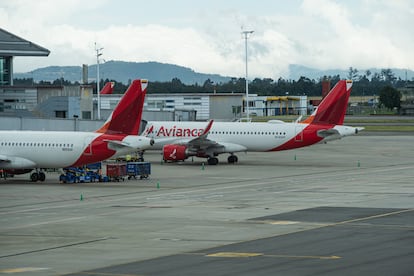 Dos aviones A320 de la aerolínea Avianca en el Aeropuerto Internacional El Dorado, en Bogotá (Colombia), en julio de 2023.