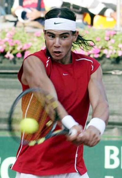 Nadal ejecuta un revés durante el partido.