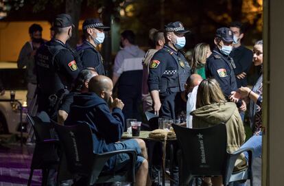 Control de policía en una de las zonas de ocio de Valencia, la semana pasada.