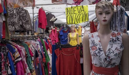 Un puesto de ropa en un mercadillo de Madrid.