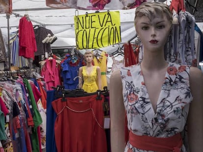 Un puesto de ropa en un mercadillo de Madrid.