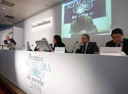 De izquierda a derecha, Juan Cruz, Ángeles González Sinde, Ignacio Polanco y Sergio Ramírez, ayer en el Premio Alfaguara.