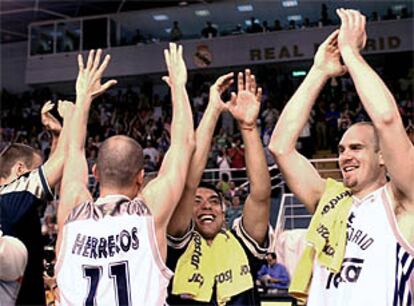 Los jugadores del Real Madrid Herreros, Lucas Victoriano y Meek celebran el triunfo conseguido frente al Tau.