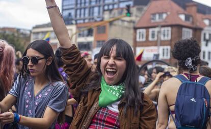Una mujer protesta en Bogotá.