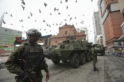 Militares vigilan junto a un tanque blindado en el centro de Cali, Colombia, en octubre de 2024.