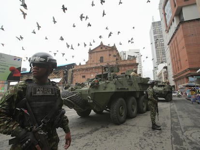 Militares vigilan junto a un tanque blindado en el centro de Cali, Colombia, en octubre de 2024.