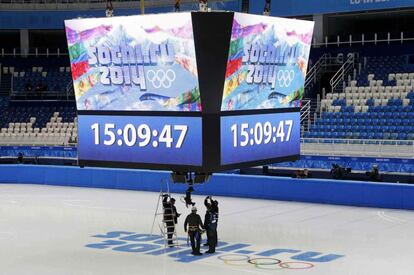 Técnicos revisan el tablero marcador del Iceberg, estadio donde se celebrarán las pruebas de patinaje, en el distrito de Adler de Sochi