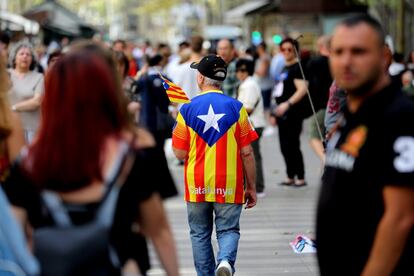 Ambiente en las Ramblas en Barcelona. Hay 2.200 puntos de votación previstos para el referéndum del día 1 de octubre, aunque el consejero catalán de Interior ha admitido que probablemente “no se podrá votar en todos los sitios”.
