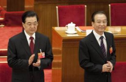 El presidente chino, Hu Jintao (i) y el primer ministro, Wen Jiabao, en la Asamblea Nacional Popular (ANP Legislativo) en Pekín (China). EFE/Archivo