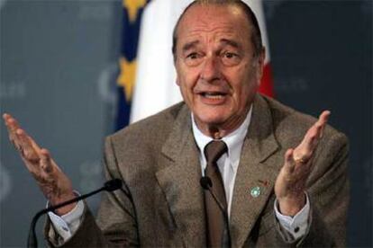Chirac explica a la prensa los avances en la cumbre del G-8.