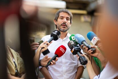 El ministro de Cultura, Ernest Urtasun, atiende a los medios de comunicación, este viernes.
