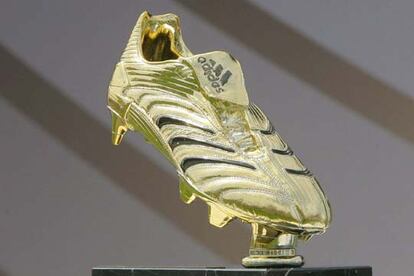 La bota de oro, trofeo para el máximo goleador del Mundial Alemania 2006, durante su presentación en Berlín.