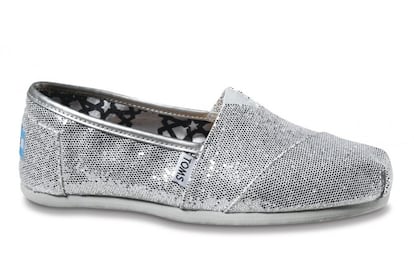 Glitter: alpargata plateada de Toms (68 euros).