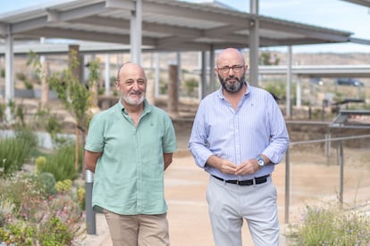 Manuel Romero, municipal archaeologist of Antequera, and José Medina Galeote, councilor for Culture of the Malaga town, in front of the Roman villa of Antequera.