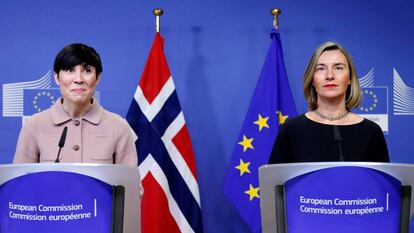 La alta representante de la Uni&oacute;n para Asuntos Exteriores, Federica Mogherini, junto a la ministra de Exteriores de Noruega, Ine Marie Eriksen Soreide, este mi&eacute;rcoles en Bruselas.