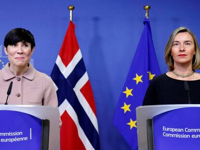 La alta representante de la Uni&oacute;n para Asuntos Exteriores, Federica Mogherini, junto a la ministra de Exteriores de Noruega, Ine Marie Eriksen Soreide, este mi&eacute;rcoles en Bruselas.