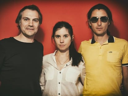 Javiera Mena (centro), con Florent (izquierda) y Banin (derecha), de Los Planetas, en una imagen de 2018.