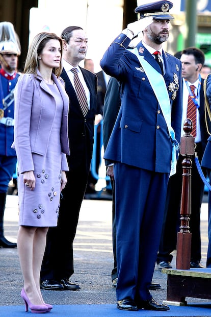 Un a?o antes la princesa se decant por un vestido lila de corte lpiz con aplicaciones.?