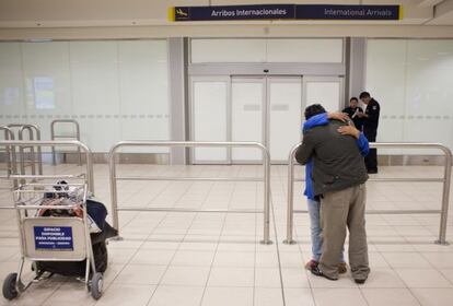 Uno de los deportados saluda a su madre al llegar a Quito