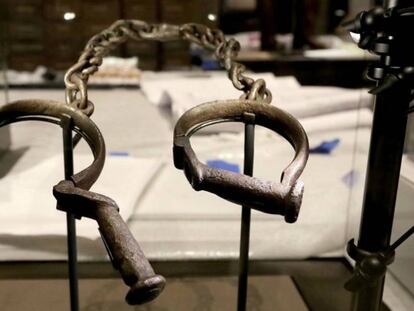 Un par de grilletes de esclavos en el Museo Nacional de Historia Afroamericana y Cultura.