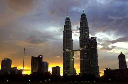Las torres Petronas, en Kuala Lumpur, son los edificios más reconocibles de Pelli. Tienen cerca de 452 metros de altura y con su diseño se intentó evocar motivos tradicionales del arte islámico.
