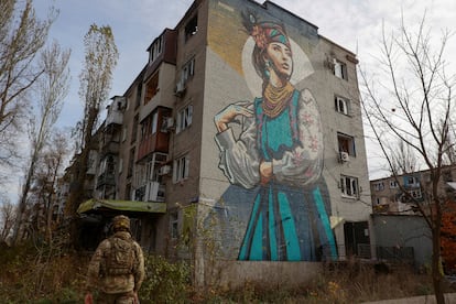 Un militar ucranio camina cerca de un edificio residencial en Avdiivka, en la región de Donetsk, la semana pasada.