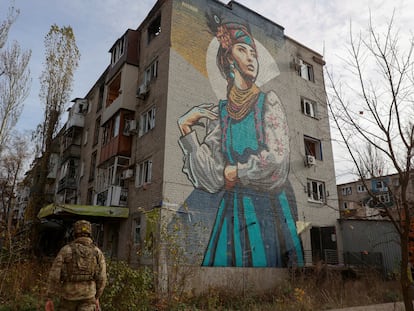 Un militar ucranio camina cerca de un edificio residencial en Avdiivka, en la región de Donetsk, la semana pasada.