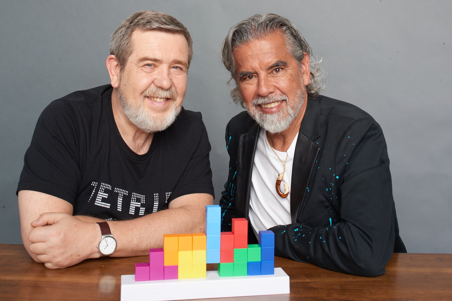 Alexey Pajitnov, creador del Tetris, y su socio en la distribución del software, Henk Rogers, en una imagen conmemorativa del 40 aniversario del juego celebrado en 2024.
The Tetris Company