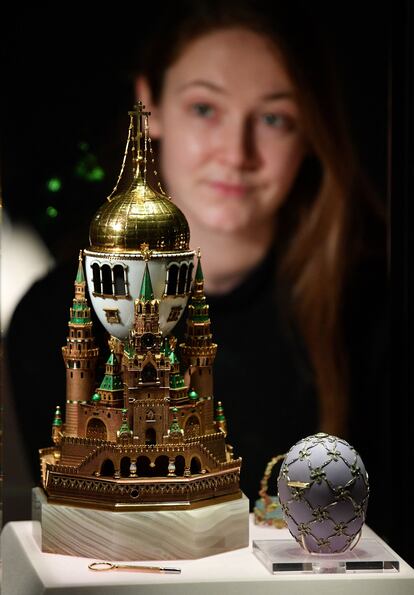 A la izquierda, el huevo 'Kremlin de Moscú'. A la derecha, el huevo 'Cisne'. 