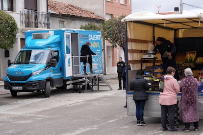 Un cajero móvil en la localidad vallisoletana de Cogeces de Íscar.