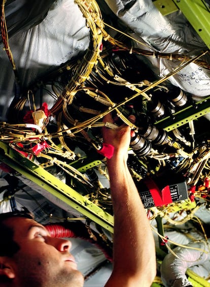 Un técnico de Iberia revisa un sistema en un hangar de La Muñoza (Madrid), en 2005. Cada pieza de un avión, desde una tuerca a una butaca, está certificada y cumple unas normas estrictas de ingeniería, producción y mantenimiento.